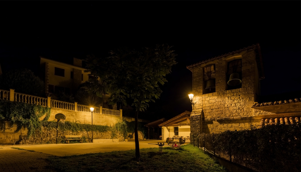 Las luminarias de ATP, fabricadas con polmeros tcnicos de ingeniera, son resistentes a la corrosin, sobretensiones y actos vandlicos...