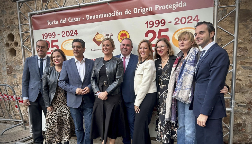 Foto de familia de la celebracin de la 30 Semana de la Torta del Casar