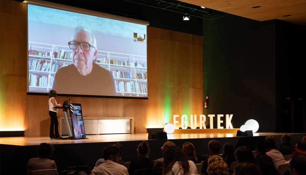 El Premio Pritzker 2023, David Chipperfield, durante su ponencia online en el marco de Egurtek