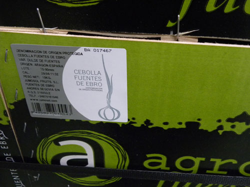 Una de las cajas etiquetadas con el logotipo que acredita la D.O.P. Cebolla Fuentes de Ebro