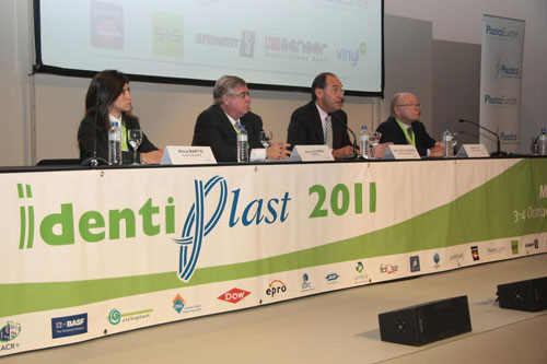 Vidal Cuadras, segundo desde la derecha, durante la inauguracin del IX Congreso Identiplast