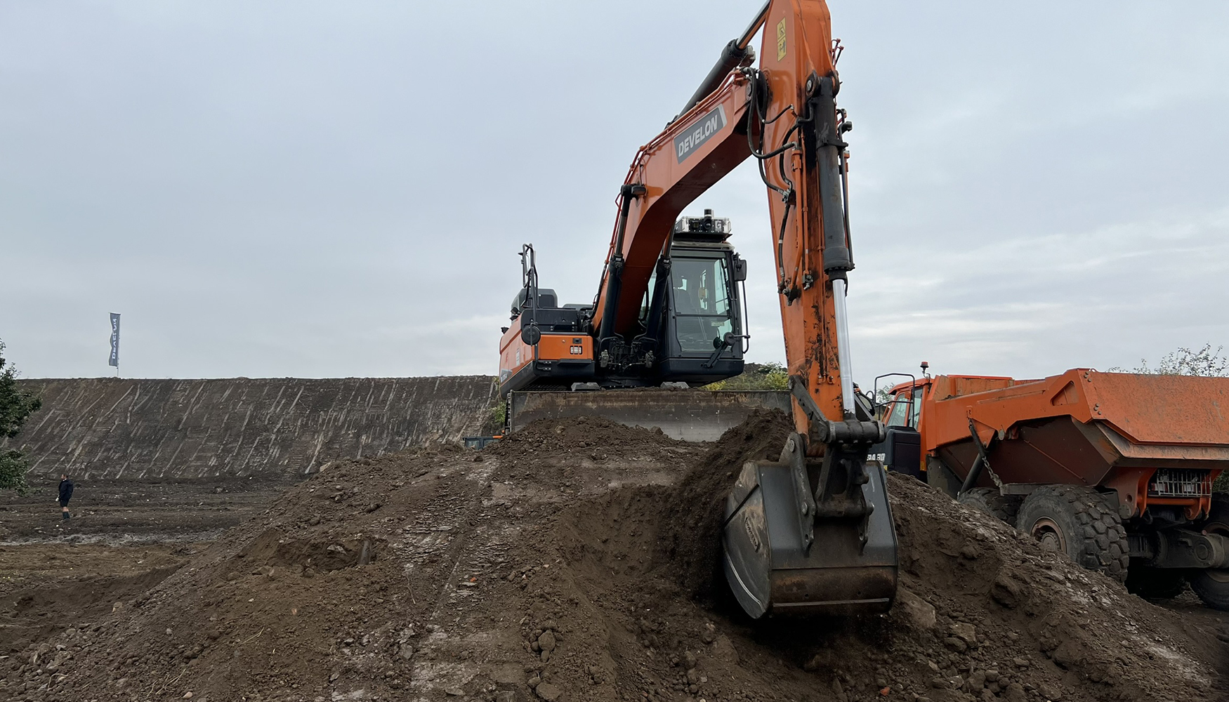 Excavadora DX225LC operando de forma autnoma, sin operador en el puesto de conduccin