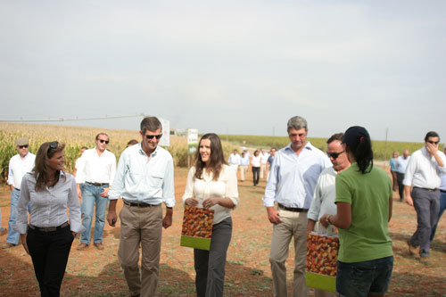 La ministra de Agricultura de Portugal, Assuno Cristas (en el centro)...
