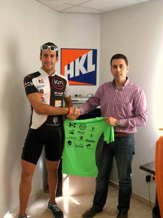 De izquierda a derecha: Vctor Gadea, triatleta, y Jos Gimeno, gerente de HKL Valencia