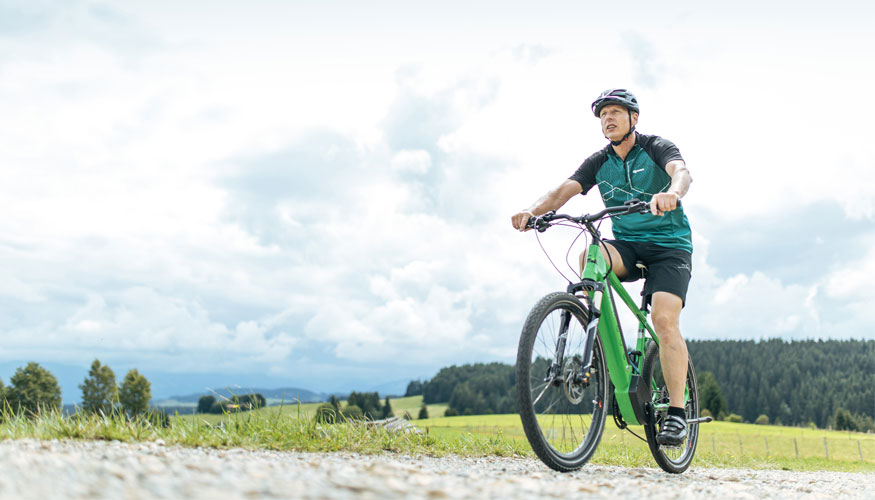 Um ciclista numa bicicleta eltrica prefere ouvir o canto dos pssaros do que os rudos irritantes da unidade de trao da bicicleta...