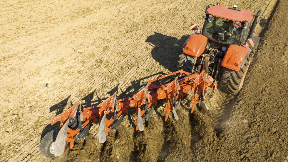 El Kubota RM6105V ofrece la posibilidad de arar dentro y fuera surco