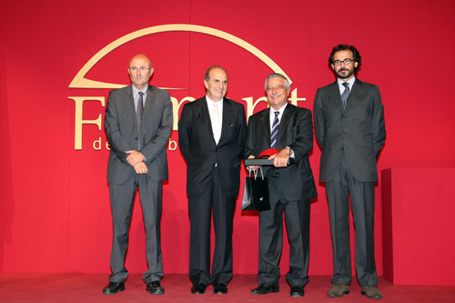 Antonio Fit (segundo por la derecha) con el premio otorgado por Foment del Treball