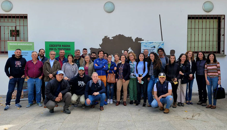 Visita del Curso Internacional del Caprino al Centro de Interpretacin de Mata Bejid