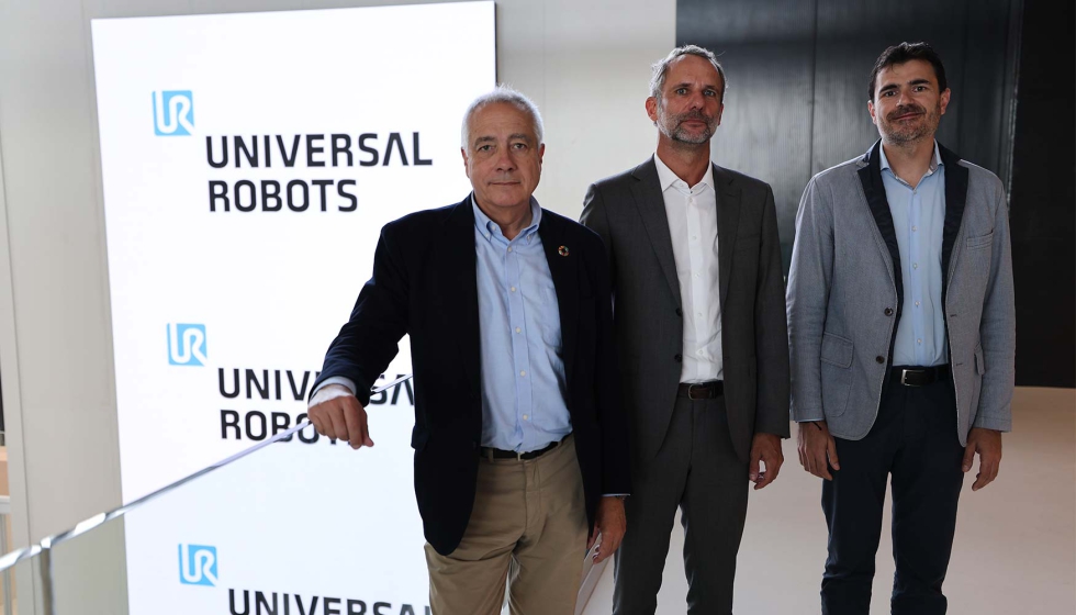 De izquierda a derecha, Pere Navarro, delegado especial del Estado en el CZFB; Jacob Pascual, general manager for Southern Europe de Universal Robots...