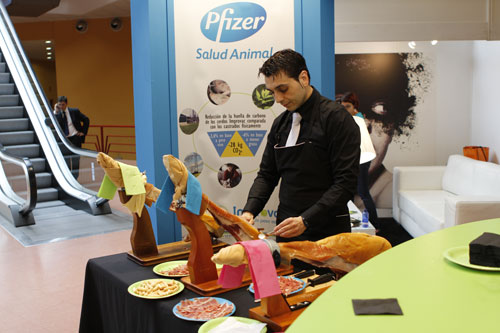 El stand de Pfizer con los tres jamones degustados