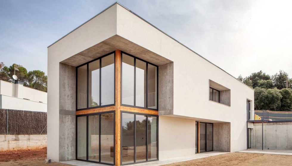 Vivienda industrializada con ventanas de KLine. Foto de House Habitat en Barcelona