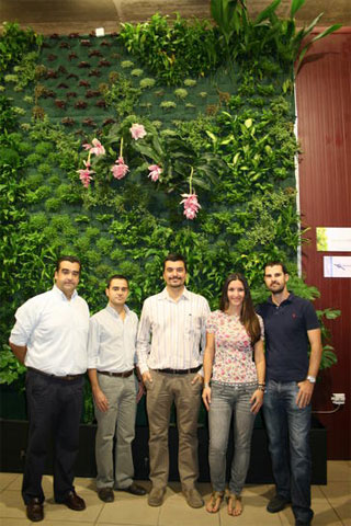 Miembros de Terapia Urbana e Idener con el primer jardn activo vertical de Europa. Foto: Univ. de Sevilla