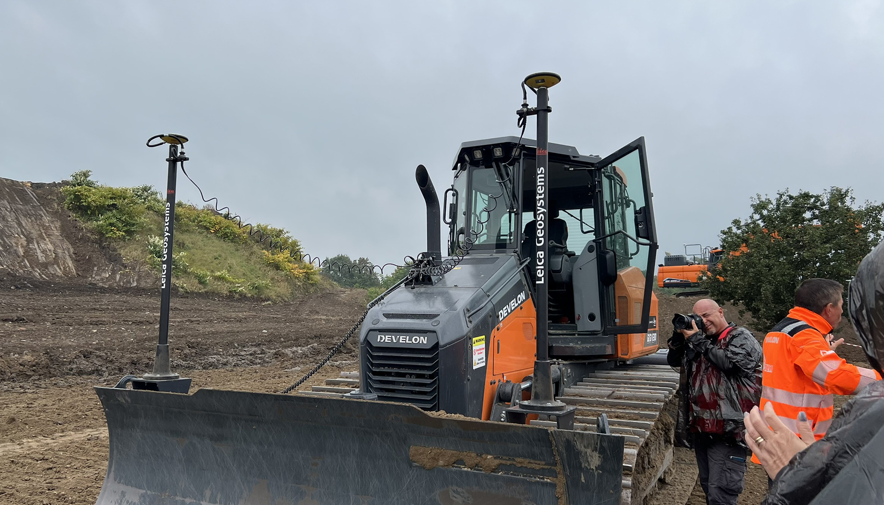 Bulldozer DD130 equipado com o sistema de nivelamento 3D da Leica