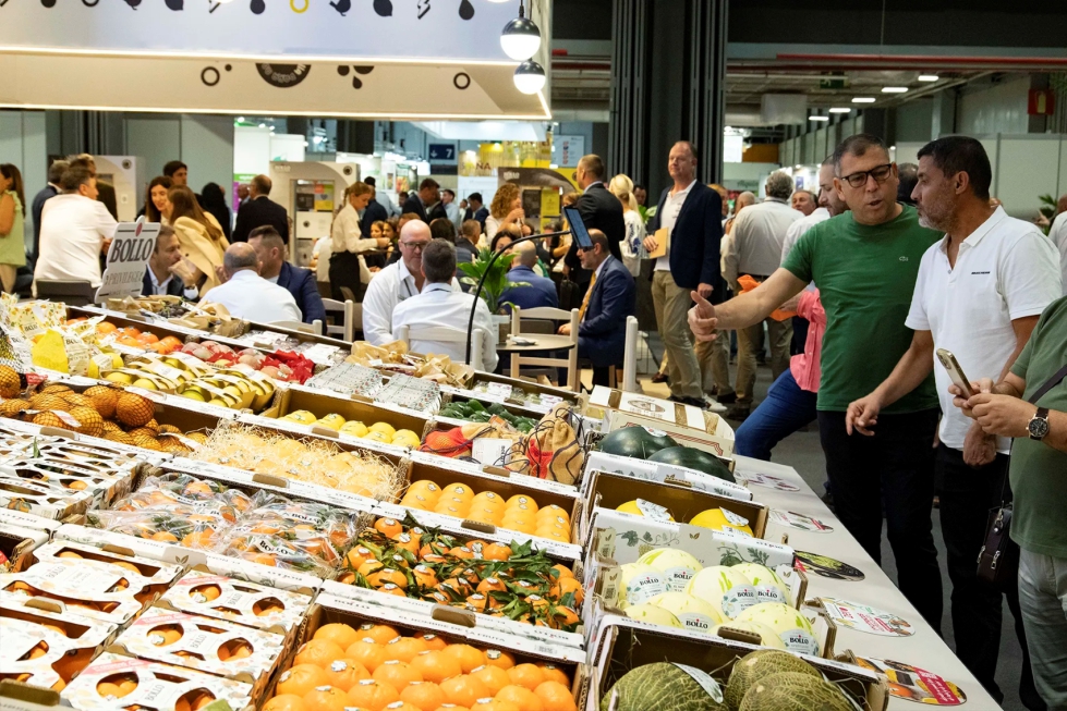 Uno de los expositores de la feria muestra sus novedades en frutas y hortalizas