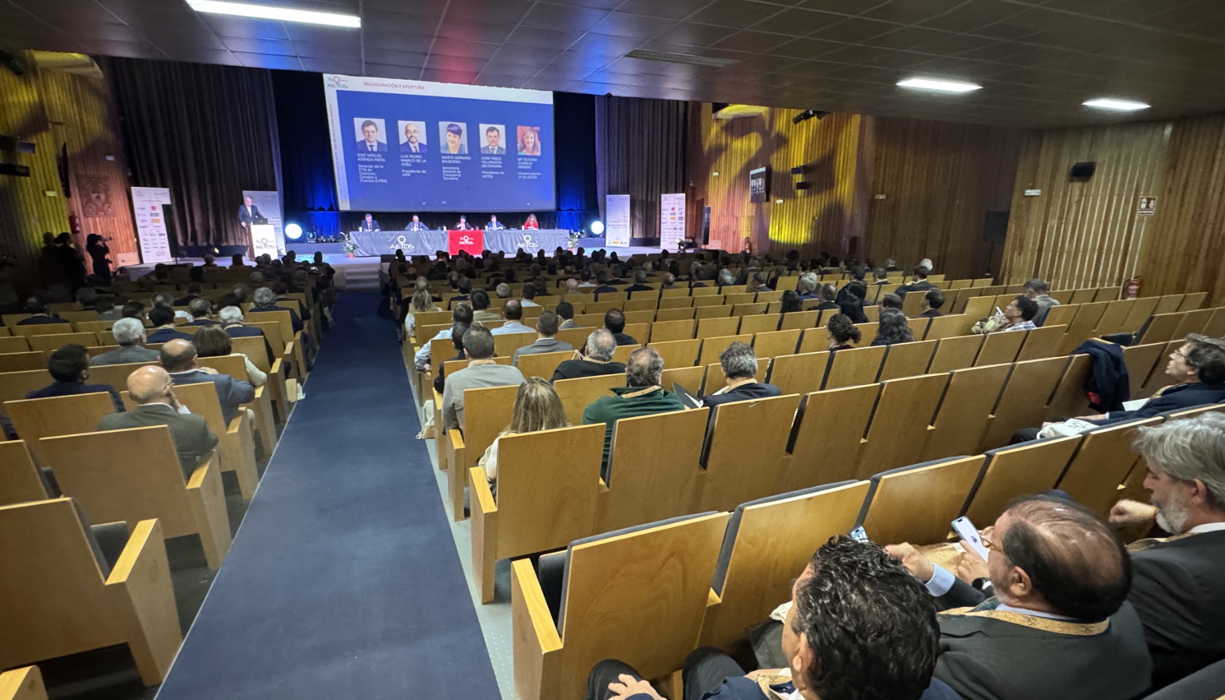 El saln de actos de la ETSI Caminos, Canales y Puertos de Madrid ha acogido la jornada de celebracin del 50 aniversario de Aetos...