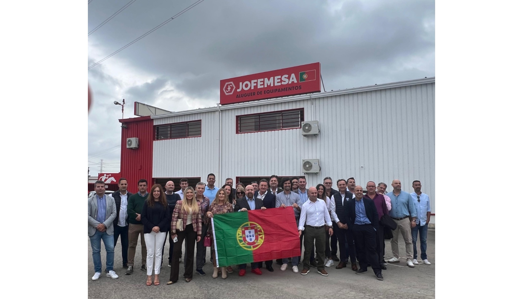 Foto de familia durante la inauguracin de las nuevas instalaciones de Jofemesa en Portugal