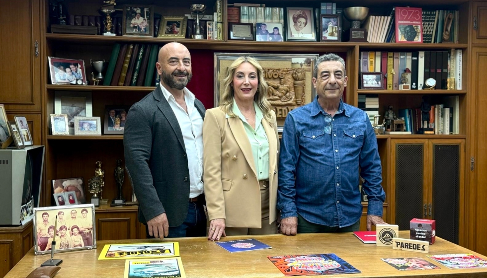 Clara, Francisco y Rafael Paredes en el despacho de su padre Jos Paredes