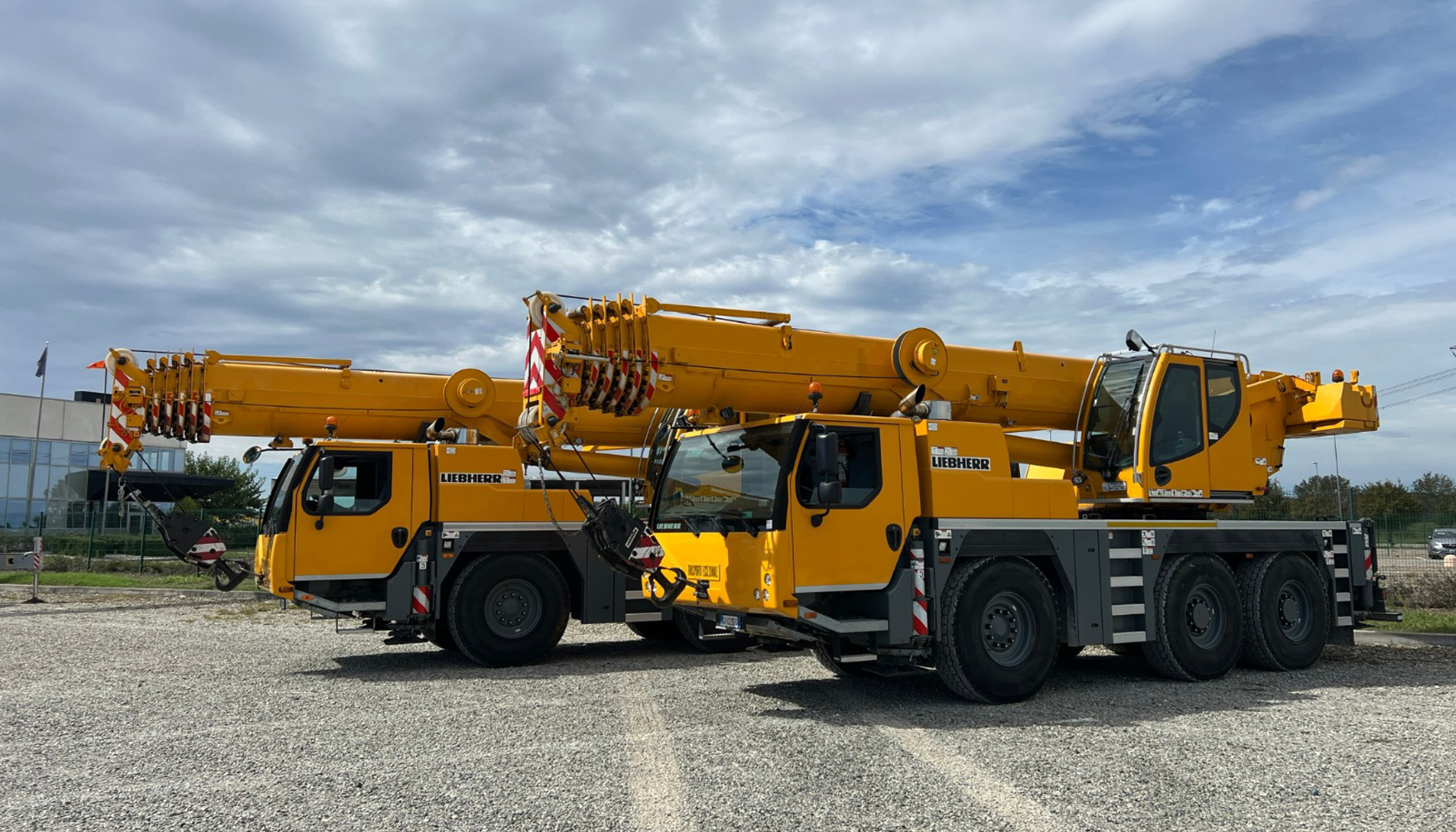 Gruas automticas Liebherr LTM1060 de 2019 e 2018 vendidas para os EUA e o Reino Unido