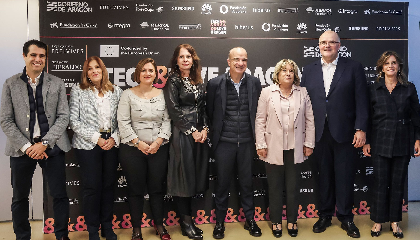 Foto de grupo de la inauguracin de la jornada Tech&Love de Aragn