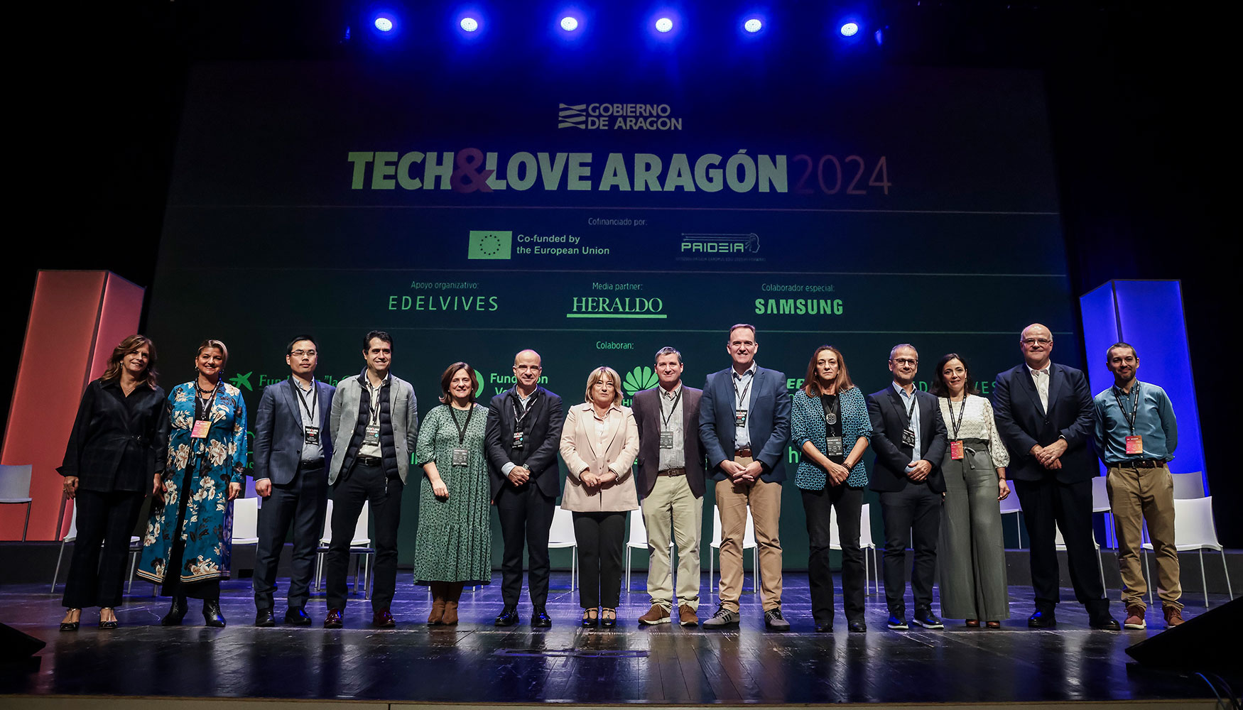 Foto de grupo con todos los colaboradores de Tech&Love