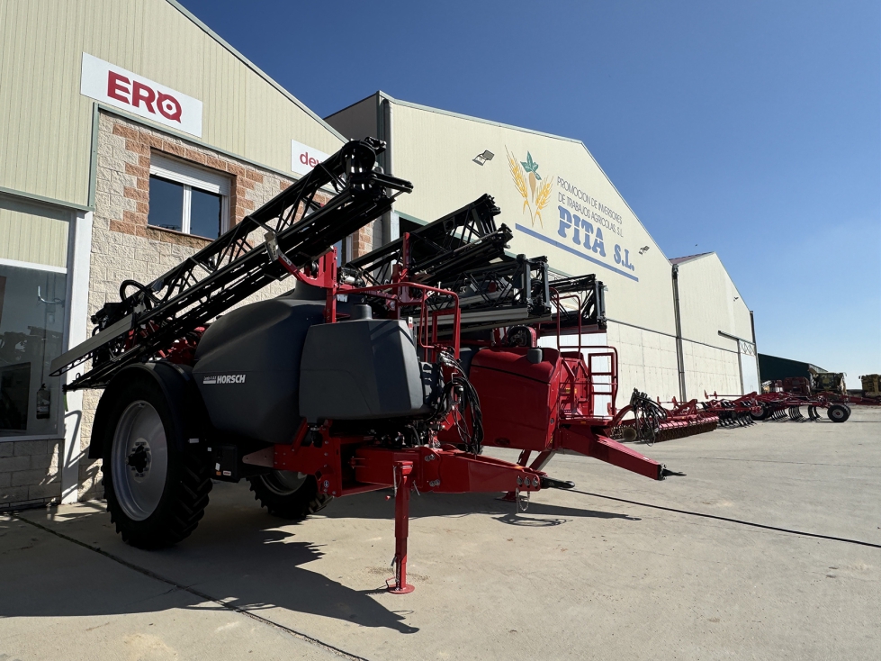 Equipo de pulverizacin de Horsch en los exteriores de las instalaciones de Pita SL en Rub de Bracamonte (Valladolid)...