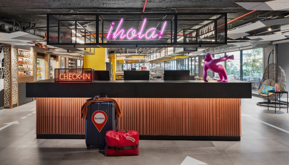 Divertida imagen del lobby del Hotel Moxy Barcelona que ha diseado Requena y Plaza