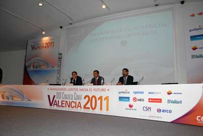 De izquierda a derecha: Francisco Javier Guti�rrez Bucero (Repsol), Daniel Taibo (moderador) y Jos� Manuel Pinazo (Atecyr)...