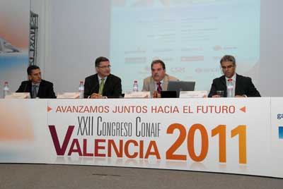 De izquierda a derecha: Luca Schiavio (Uponor), Frank Baumeister (GCI-UICP), Jos� Manuel Dom�nguez Cerdeira (moderador) y Jaume Margarit (Idae)...