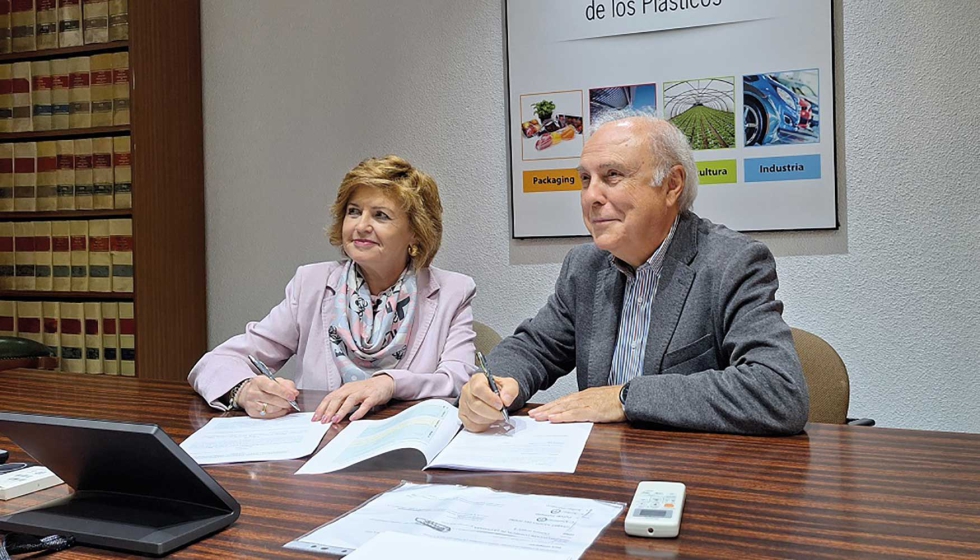 La directora general de CEOE Campus, M Teresa Gmez, y el director general de ANAIP, Luis Cediel, durante la firma del convenio que regula el curso...