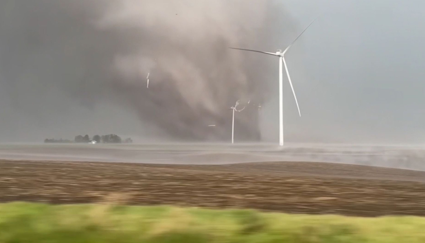 El tornado que ha arrasado varios parques e�licos en Iowa (Estados Unidos)