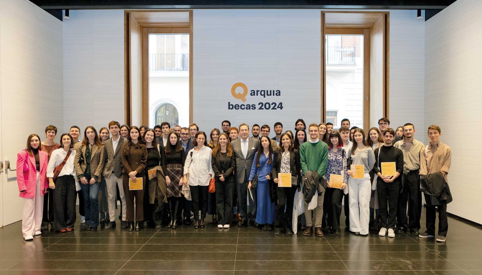 Javier Navarro, presidente de la Fundacin Arquia, junto a los becados de esta edicin. Foto: Angela Losa