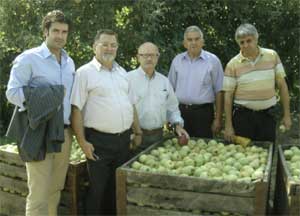 Representantes del grupo cooperativo Intercoop en su visita a Rumana