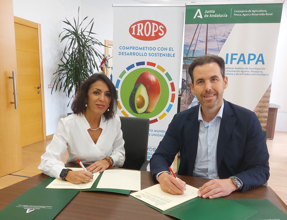 Marta Bosquet (Ifapa) y Vctor Luque (TROPS) durante la firma del acuerdo en la sede de la cooperativa en Vlez-Mlaga