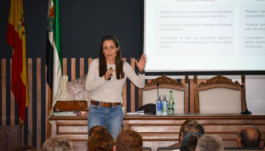 Intervencin de Sara Bover-Cid durante la jornada sobre listeriosis celebrada en el Colegio de Veterinarios de Badajoz