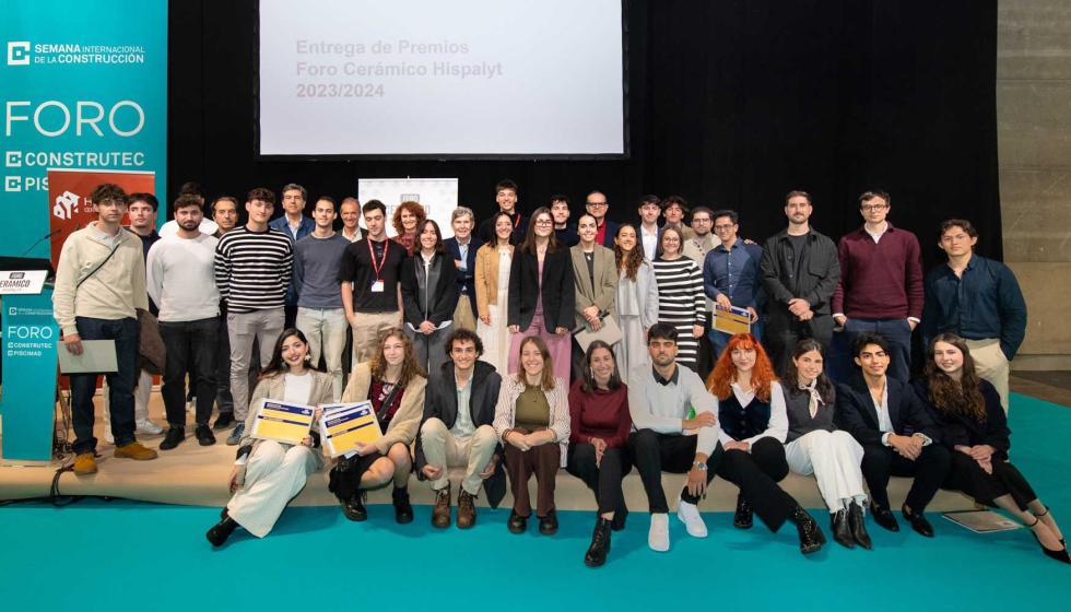 Foto de familia de profesores y ganadores del Foro Cermico