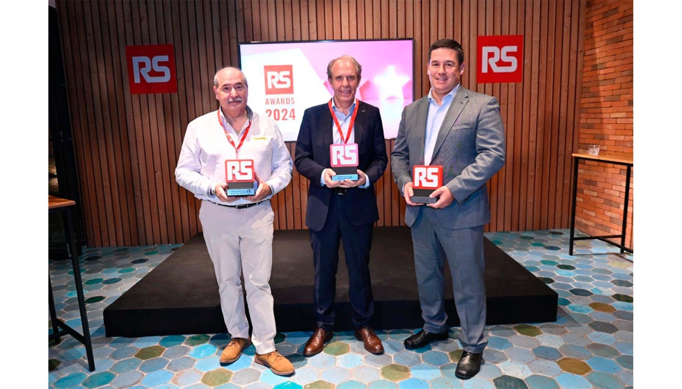 Foto de familia de los premiados