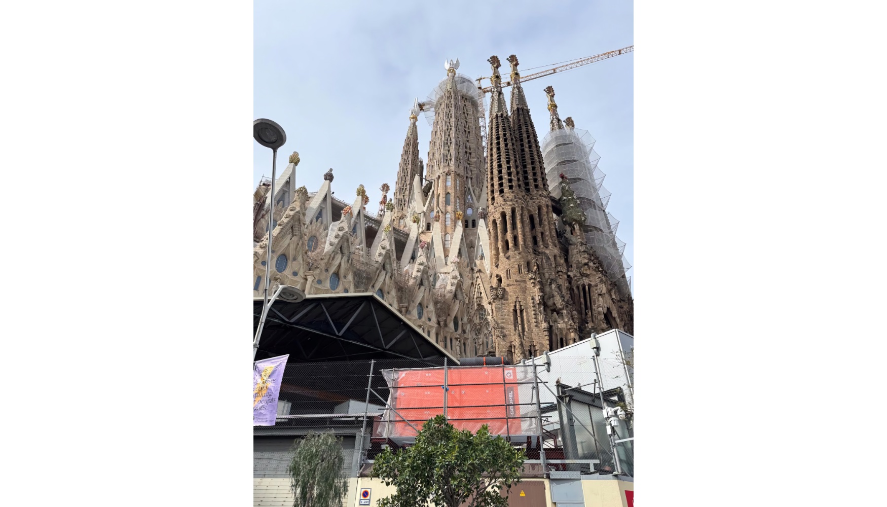 Grupo electrgeno de Grupel dando suministro elctrico a la Sagrada Familia