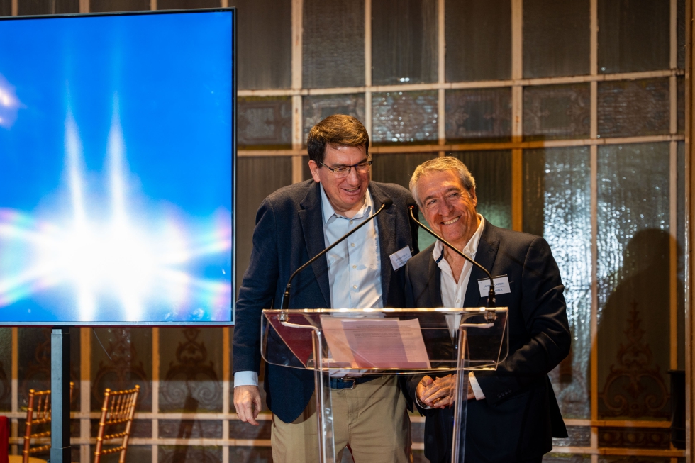 Lorenzo Cabrera, jefe de ventas de Deceuninck, recibi un pequeo homenaje de despedida con motivo de su jubilacin