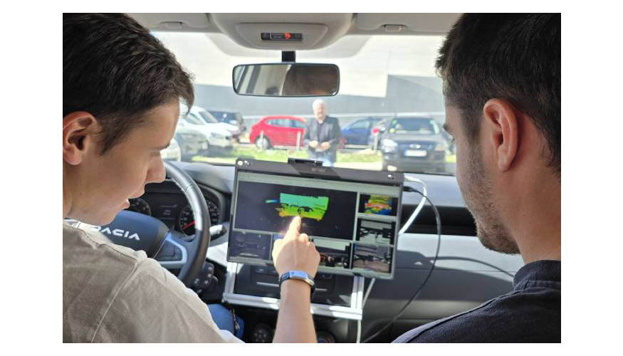 Los investigadores Gerard de Mas y Adri Subirana, en el interior del coche