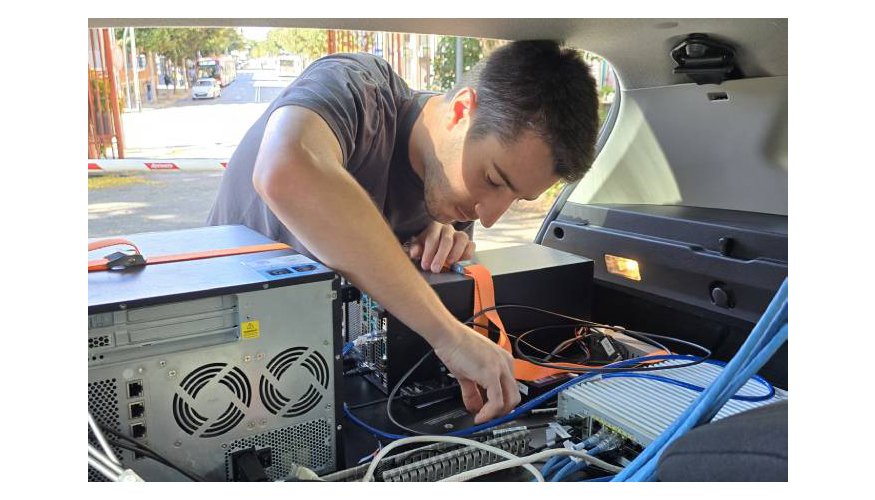 Adri Subirana trabajando en el equipamiento interior del vehculo