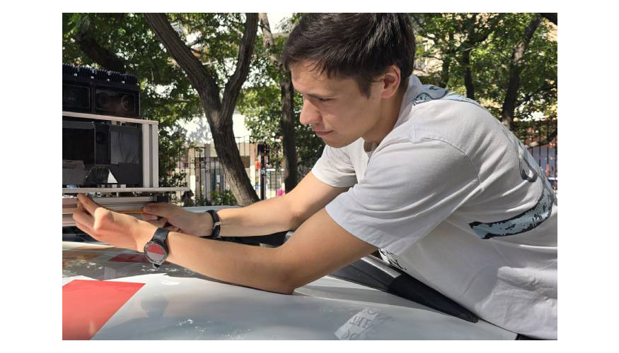 El investigador Adri Subirana trabajando con el equipamiento instalado al techo del coche