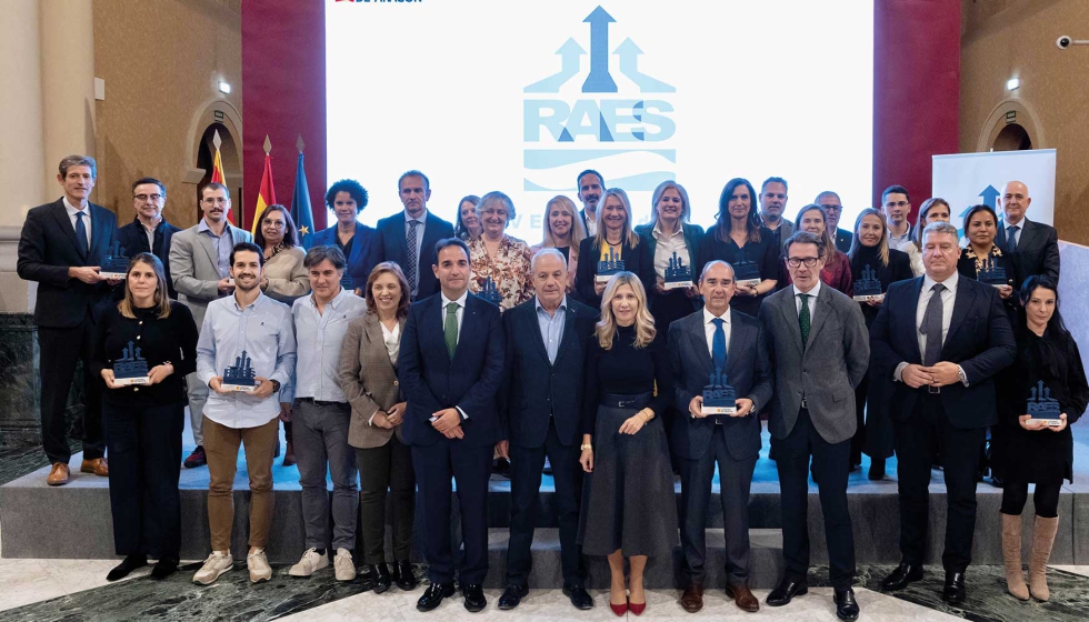 Jos� Luis Bancalero y Mar Vaquero con representantes de las entidades galardonadas en la edici�n de este a�o. Foto: Fabi�n Sim�n...
