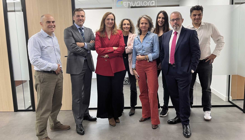 De izquierda a derecha, la directora geneeral de Envalora, Isabel Goyena, junto a su homloga en FER, Alicia Garca-Franco...