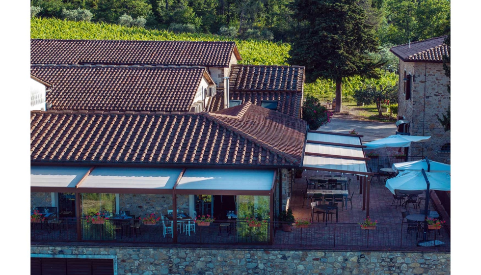 KE ha instalado sus prgolas A100 y cristaleras Line Glass en las terrazas de una bodega en el Chianti Classico (italia...