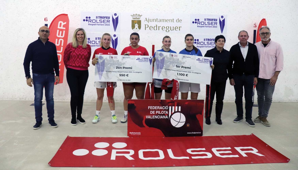 Campeonas y subcampeonas del torneo de Pilota de 2023, con la representacin dela empresa Rolser, el alcalde de Pedreguer y el presidente de la FPV...