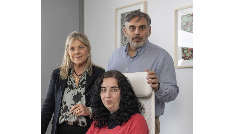 De izquierda a derecha, Pilar Vzquez, directora general de Ecolum, Patricia Herrero, directora de Operaciones, y Luis Garrido, director comercial...