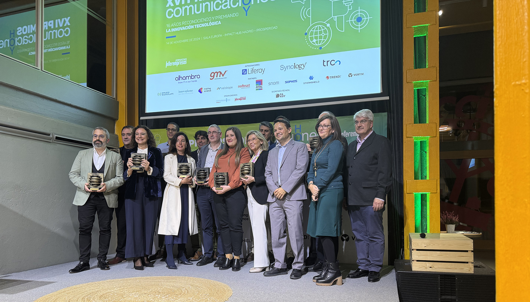 Foto de familia de los profesionales, empresas y proyectos galardonados en la 16 edicin de los Premios Comunicaciones Hoy...