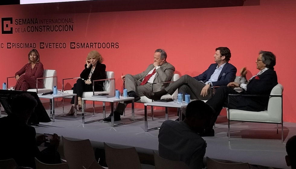 Luis Rodulfo, presidente de Cepco, en el centro de la imagen, en un instante de la celebracin de la mesa redonda