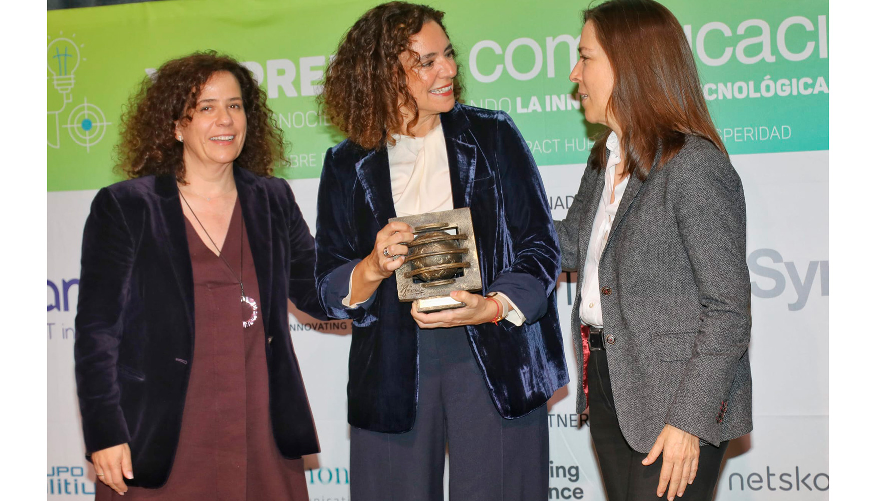 Gracia Snchez-Vzcaino; Elena Liria y Susana Zumel durante la entrega de los Premios Comunicaciones Hoy