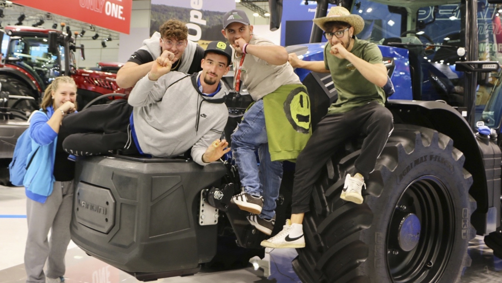 Un grupo de jvenes en el stand de Argo Tractors en EIMA 2024